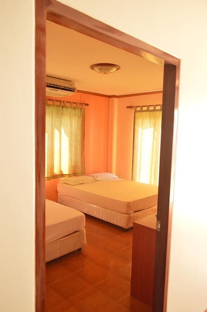 House, 5 Bedrooms photo 3