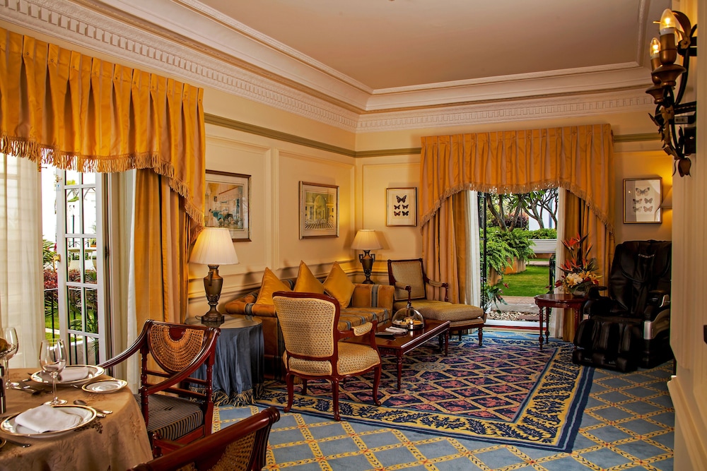 Club Suite, 1 King Bed, Smoking - Photo 1