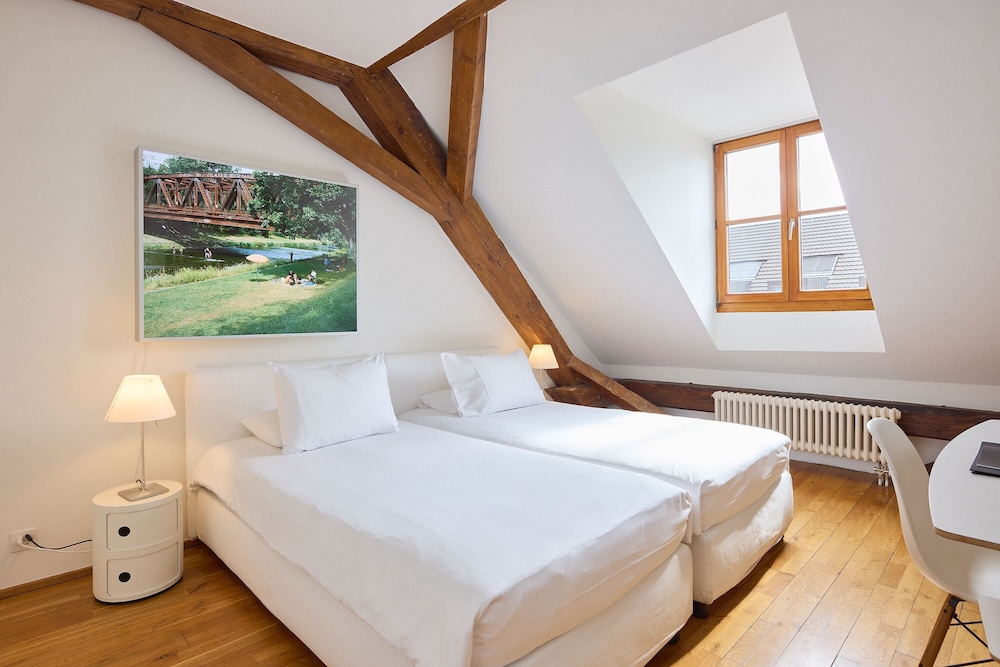 Double Room (Art) - Photo 1