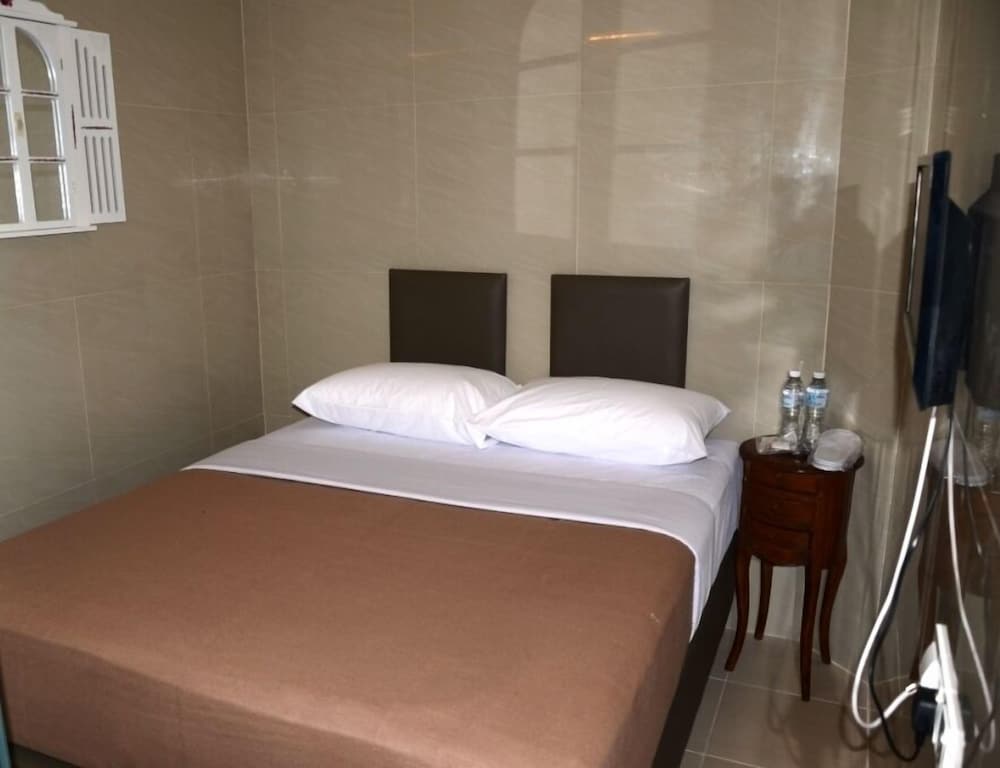 Deluxe Room, 1 Queen Bed, No Windows