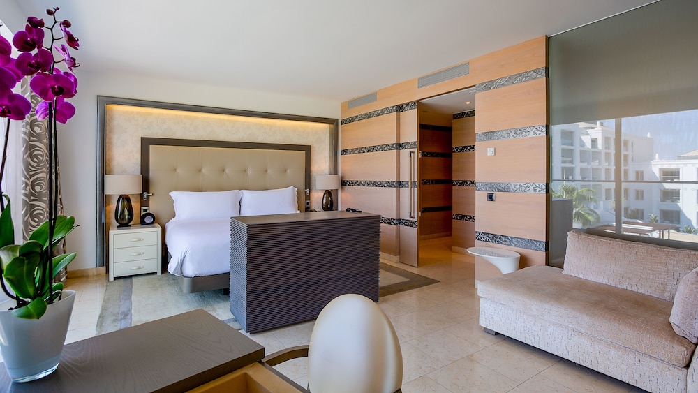 Suite, 1 King Bed, Pool View (Conrad Suite)