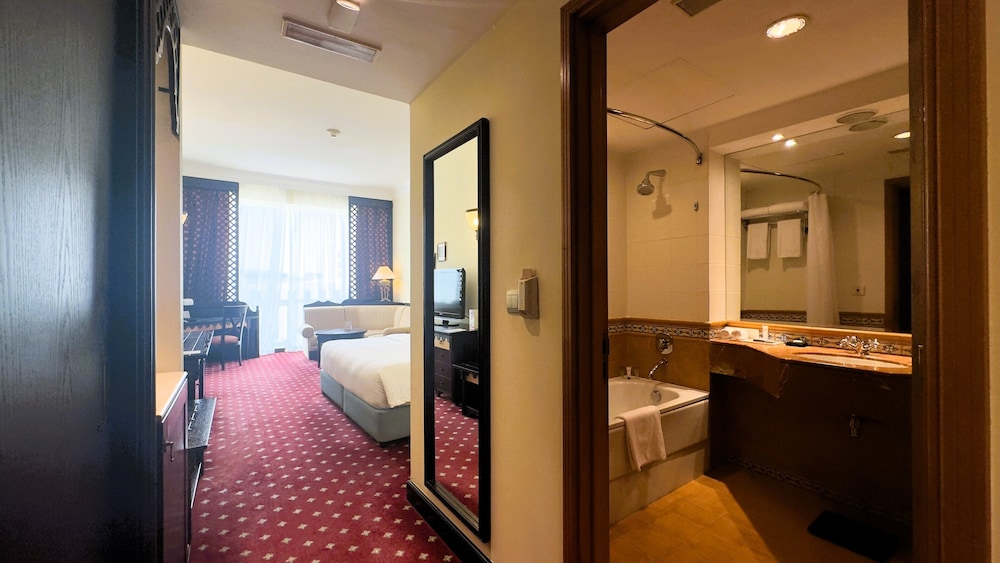 Deluxe Room, 1 King Bed complimentary shuttle to DXB Airport Terminal 1 & 3 photo 2