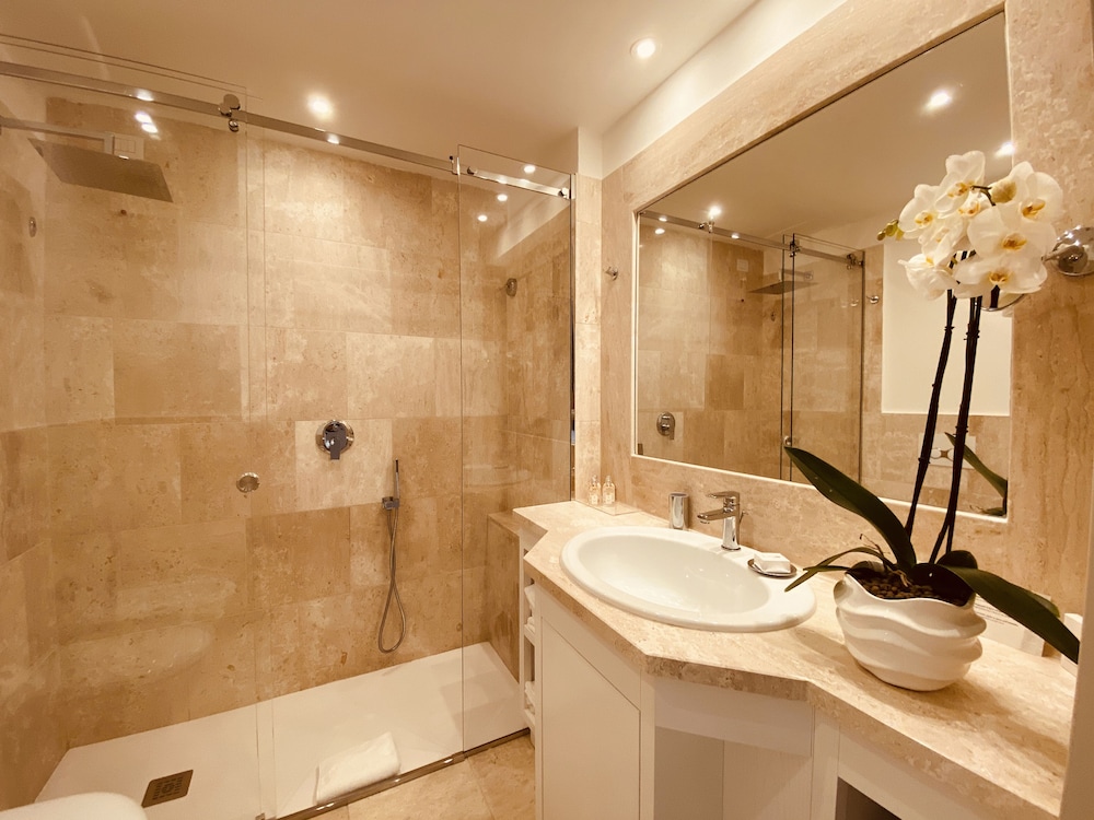 Superior Room, 1 Queen Bed, Pool View - Photo 6