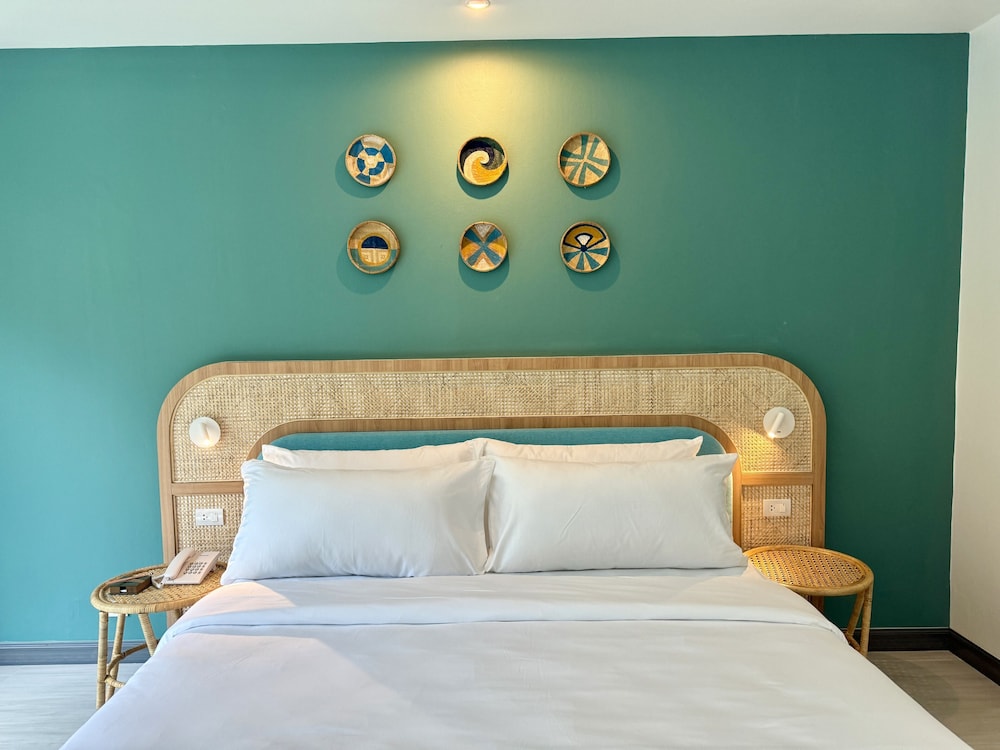 Superior Room, 1 King Bed, Pool View - Photo 9