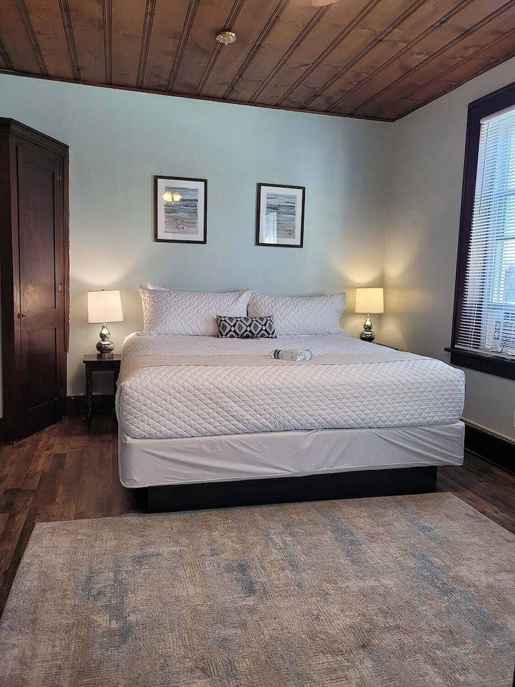 Double Room, 1 King Bed photo 1