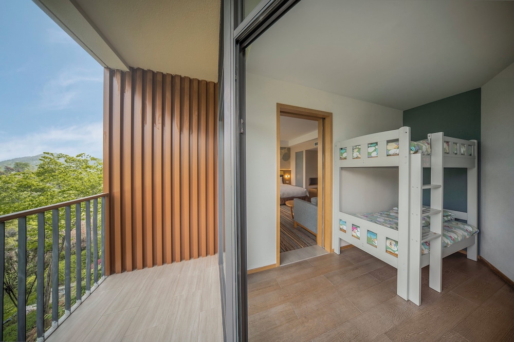 Suite, Balcony