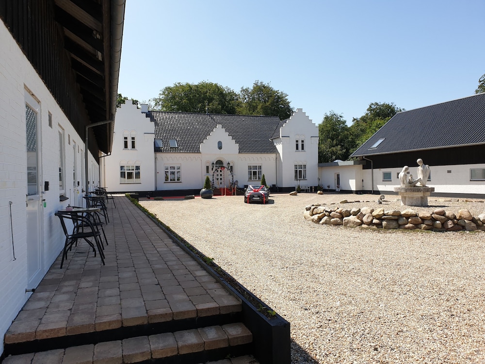 Deluxe Triple Room, Multiple Beds, Courtyard View photo 3