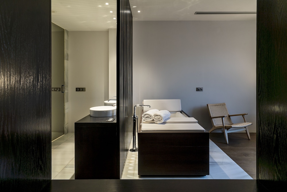 Suite, Bathtub with Square view - Photo 10