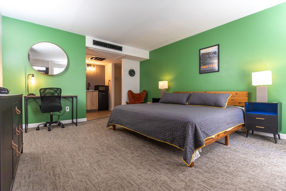 Premium Double Room, 1 King Bed, Non Smoking, Refrigerator & Microwave photo 1
