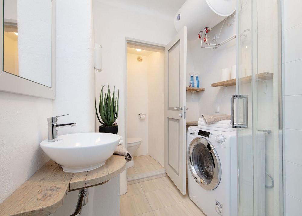 Freshly renovated 1 bedroom Old Town apartment photo 3