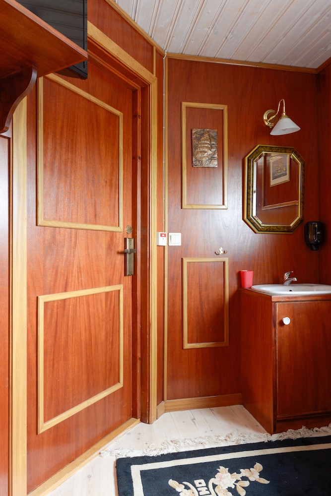 Twin Room, 1 Bunk Bed, Shared Bathroom (Kajuta) photo 2