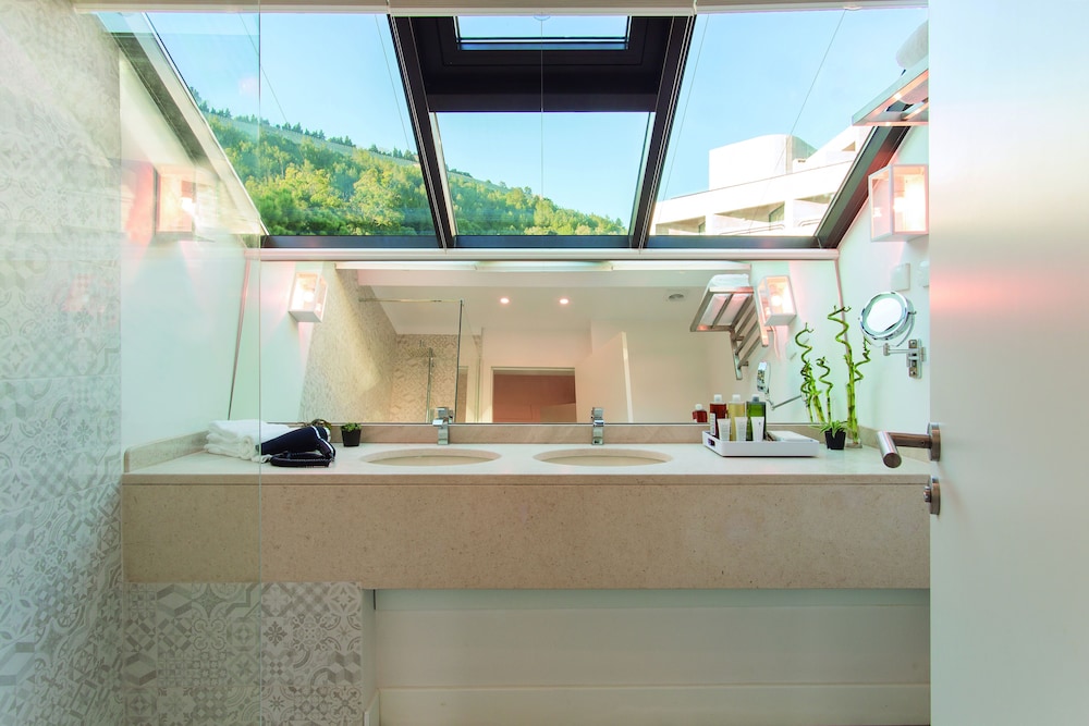 Premium Suite, 2 Bedrooms, Pool View (Balcony) - Photo 14