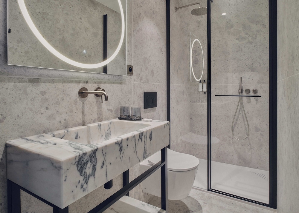 Deluxe One-Bedroom Apartment with City View 603