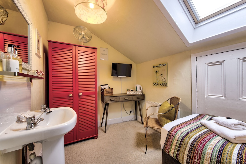 Basic Single Room, Shared Bathroom photo 3