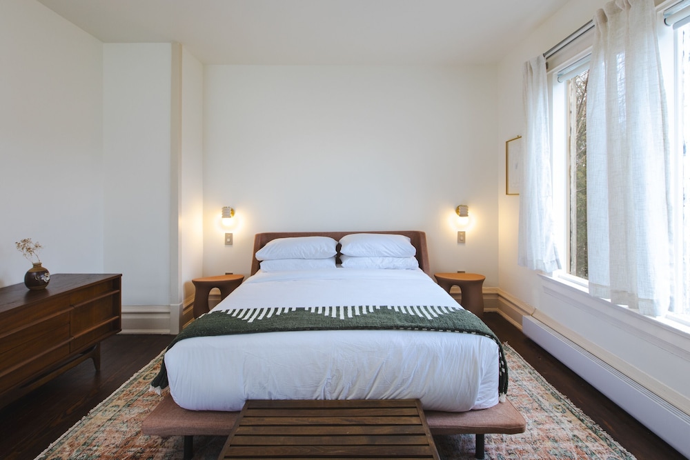 Queen Suite Colden