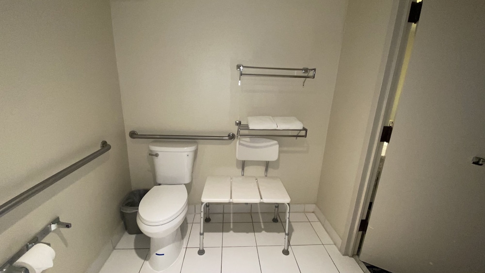 Standard Room, 1 King Bed, Accessible, Non Smoking (Accessible Tub) - Photo 7