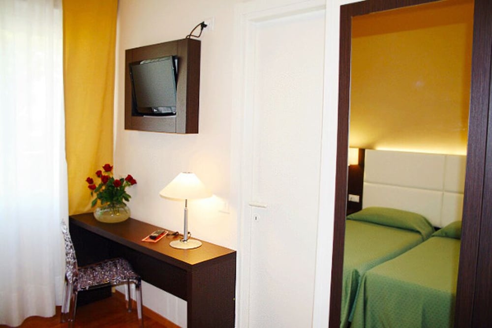 Standard Double Room - Photo 2