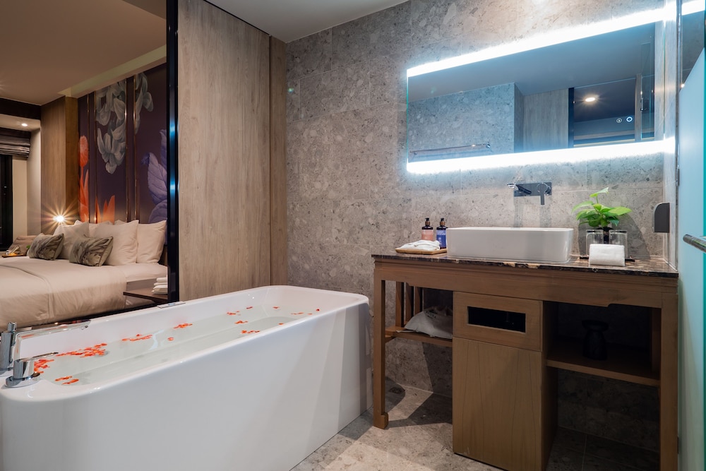 Deluxe Pool Access - Photo 4