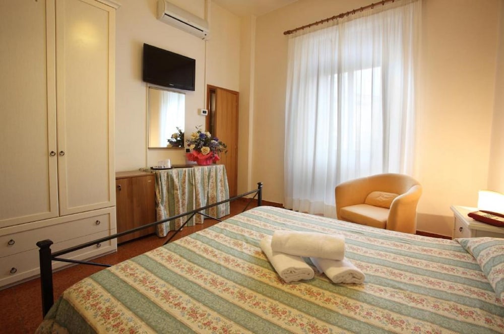 Double or Twin Room - Photo 3