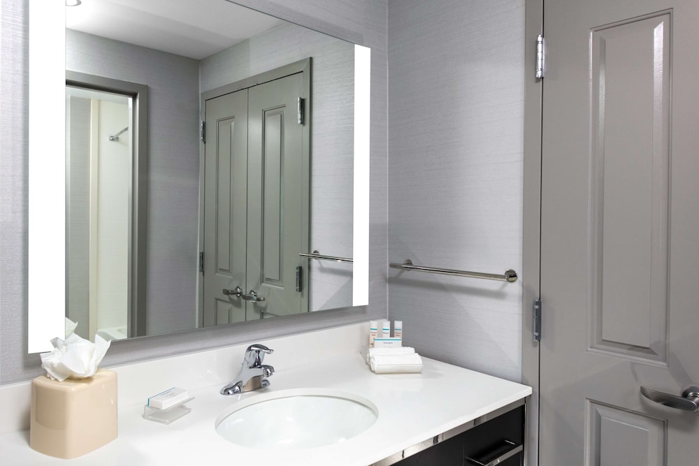 Suite, 2 Queen Beds, Accessible (Roll-In Shower) photo 2