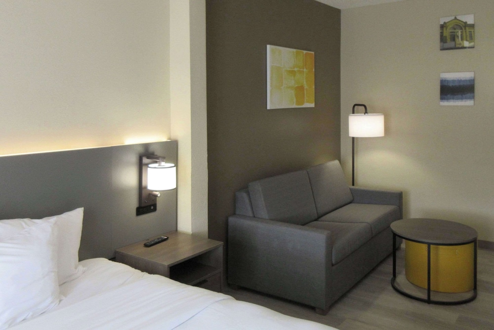 Suite, 1 King Bed, Non Smoking (Sofa Bed) - Photo 8