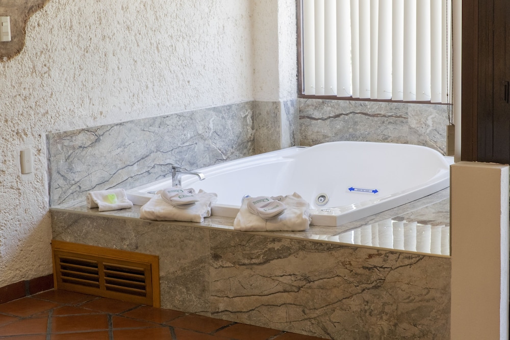 Terrace Suite, King bed and Jacuzzi - Photo 3