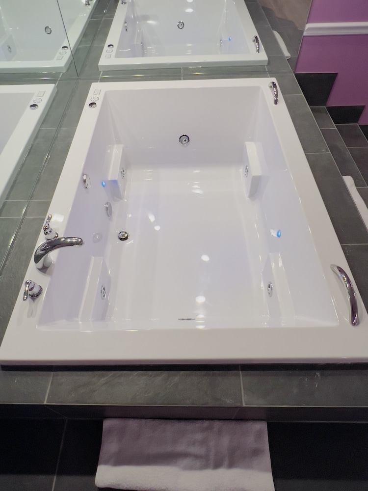 Delight Premium Suite Hot Tub & Fireplace, photo 6