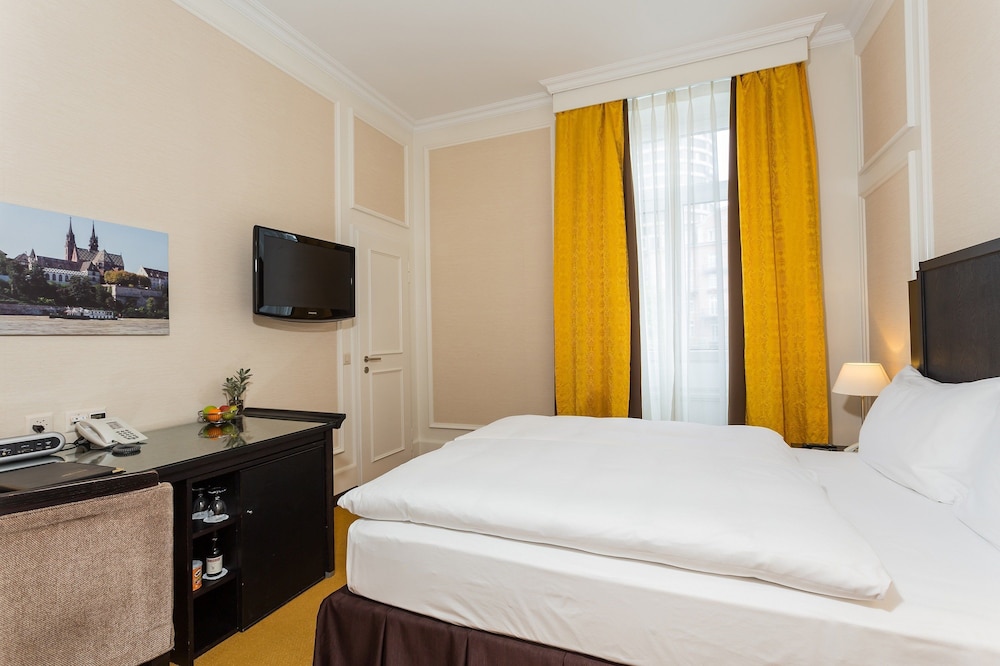 Economy Double Room, 1 Queen Bed, Non Smoking - Photo 2