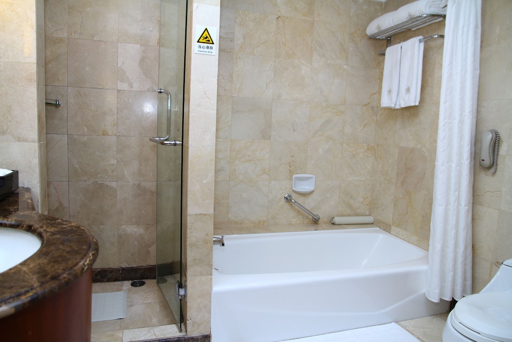Deluxe Room, 1 King Bed photo 2