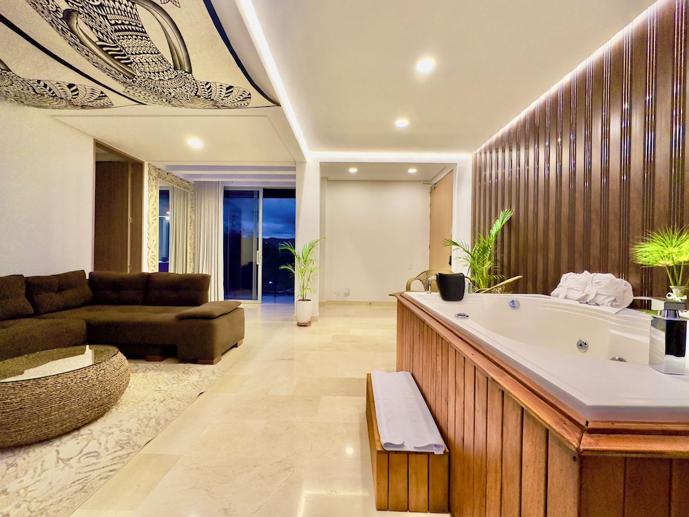 Grand Suite with Jacuzzi photo 1