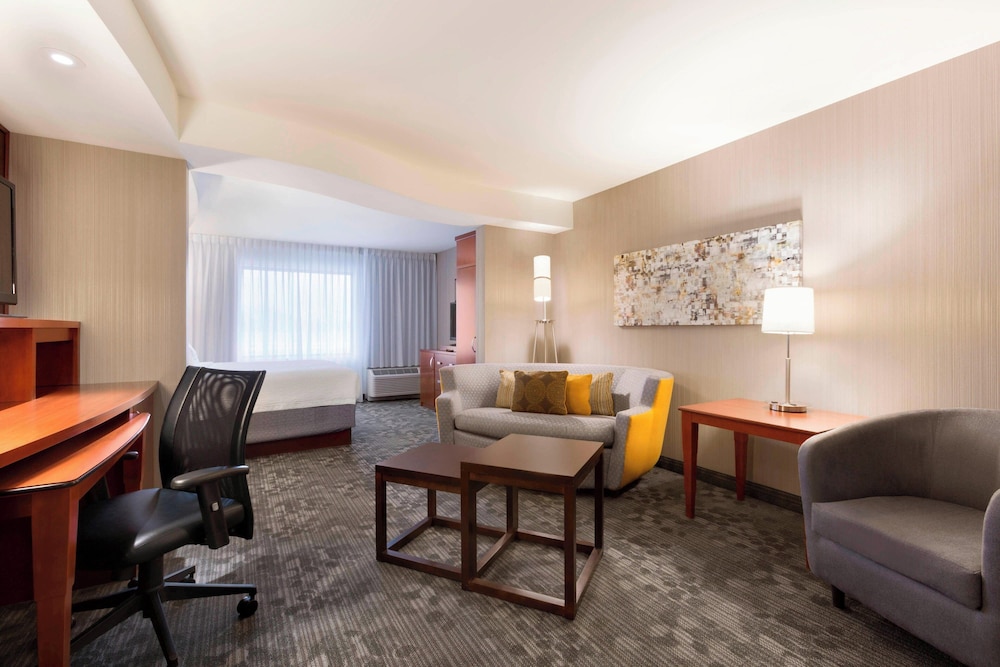 Suite, Multiple Beds (Mobility/Hearing Accessible, Tub)
