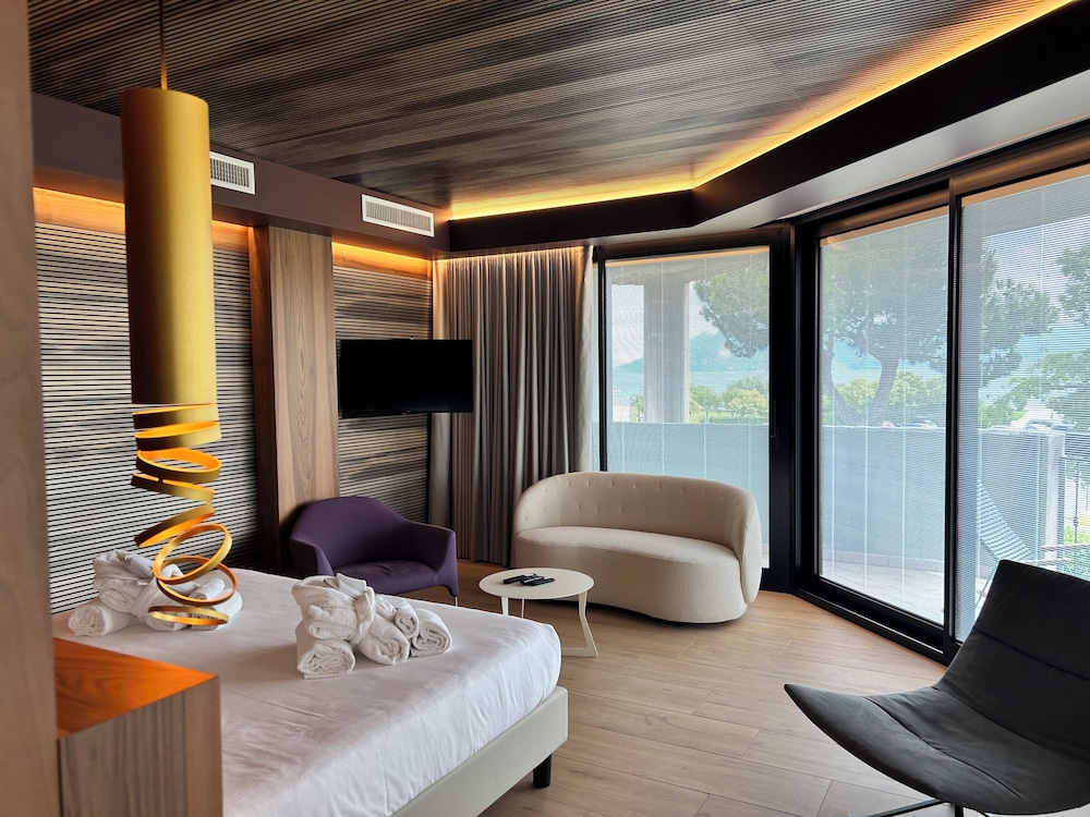 Junior Suite, Hot Tub, Partial Lake View - Photo 1