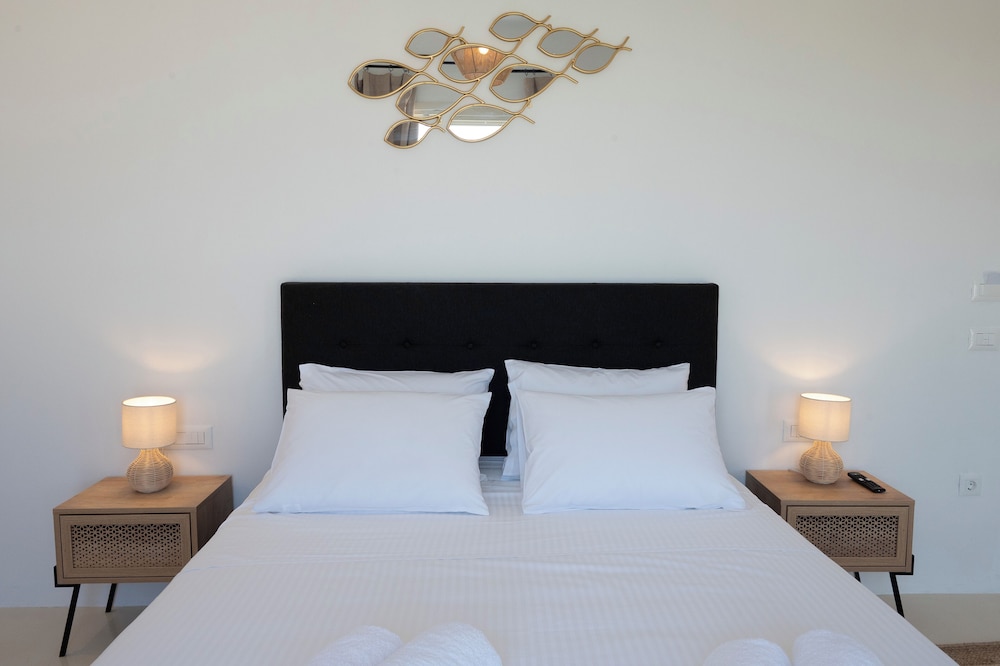 Deluxe Studio Suite, Pool View