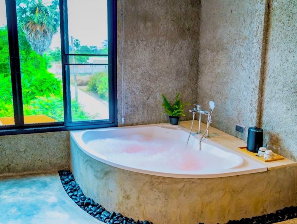 Superior Jacuzzi Room - Photo 7
