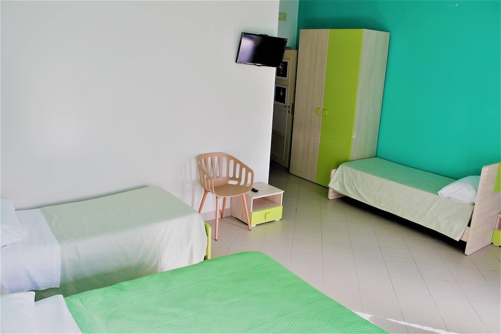 Classic Quadruple Room, Accessible photo 1