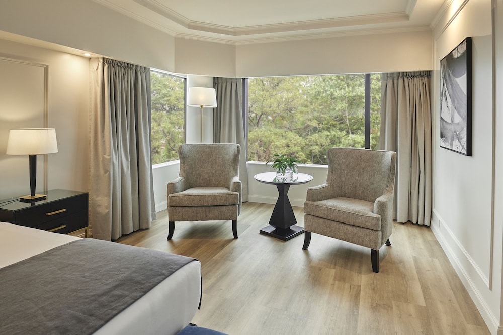 Suite, Corner
