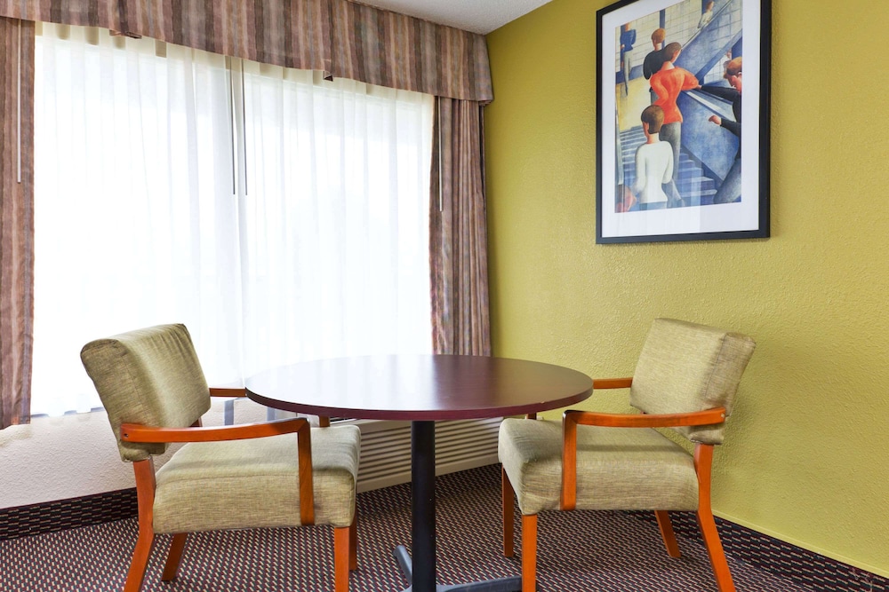 Suite, 1 King Bed, Non Smoking photo 1