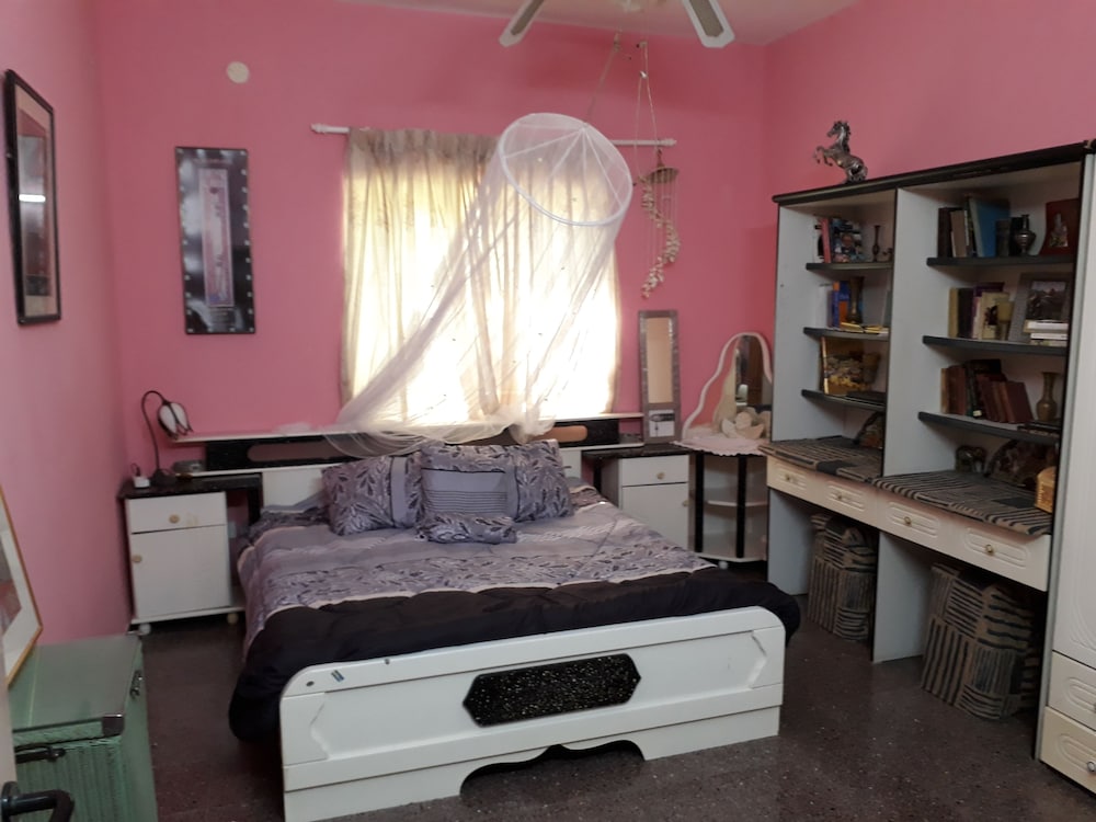 Double Room, 1 Queen Bed, Shared Bathroom photo 1
