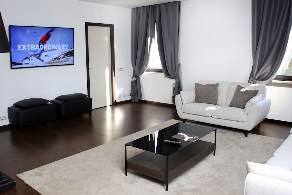 Deluxe Room thumbnail 5