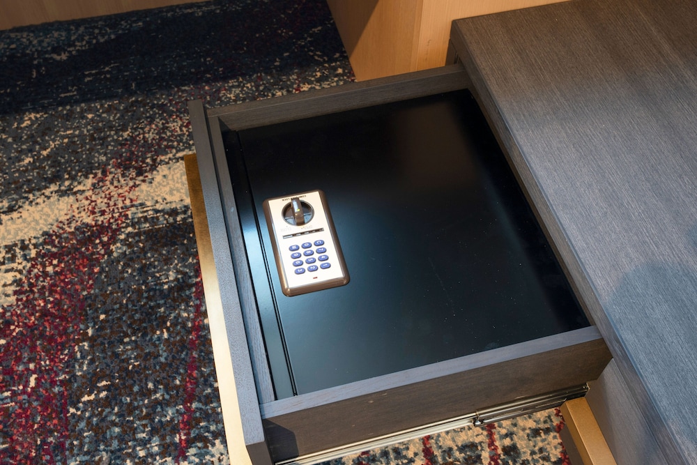 Premier Twin Room, Non Smoking (2 semi-double beds) - Photo 7