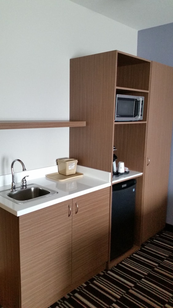 Business Room, 2 Queen Beds (Shower/Tub Combo) photo 2