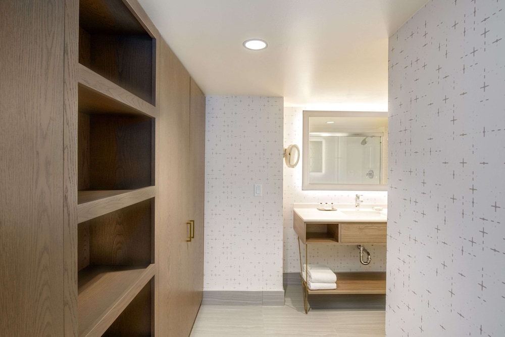 Executive Suite, 1 King Bed (One Bedroom Champion Suite King) - Photo 6