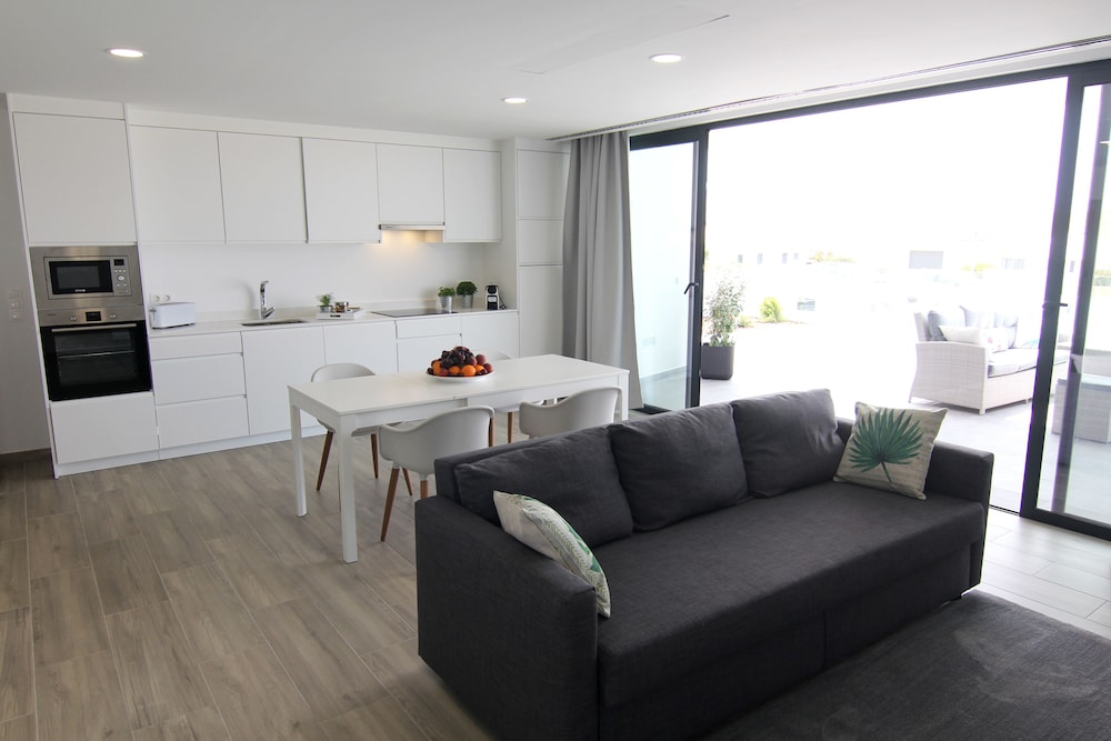 House, 2 Bedrooms, Ground Floor photo 2
