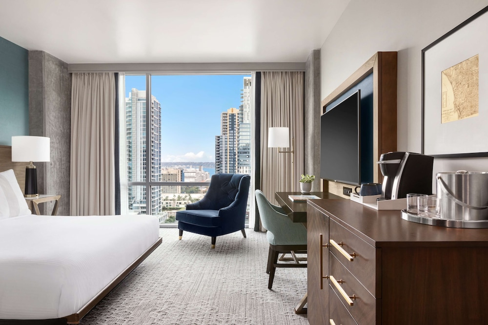 Junior Suite, 1 King Bed, City View thumbnail 6