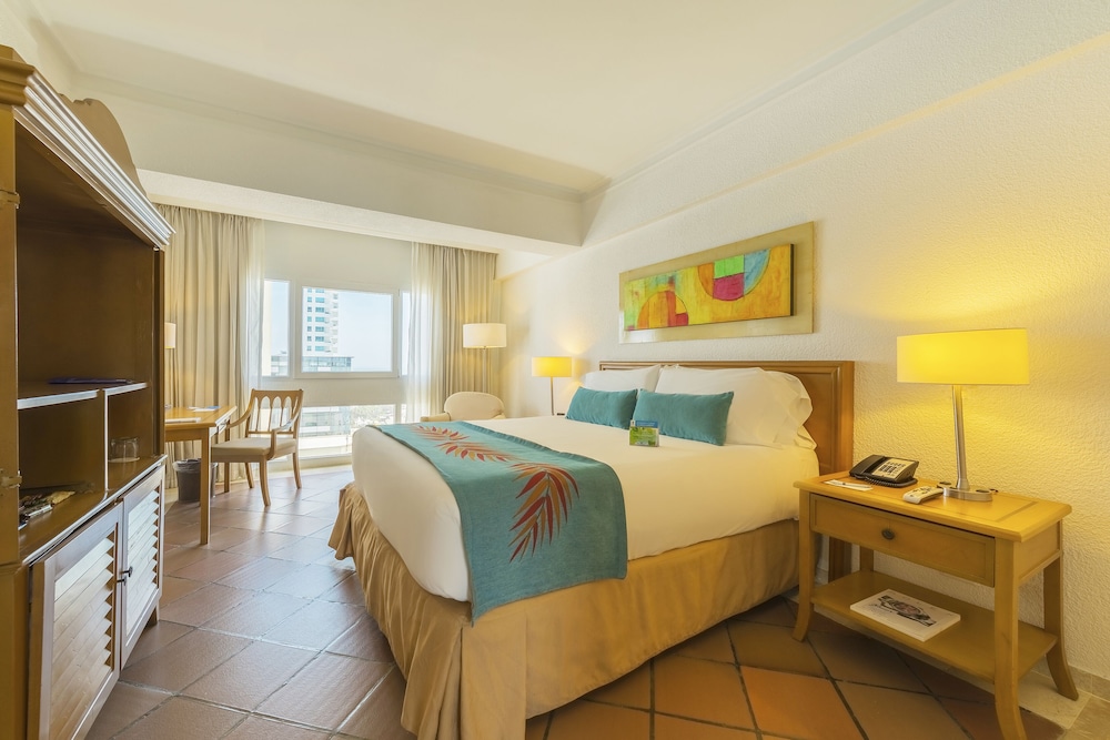 Executive Room, 1 Queen Bed, Partial Ocean View - Photo 2