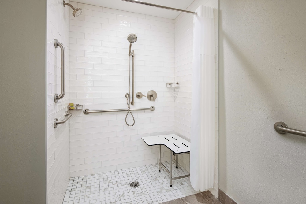 Room, 1 Queen Bed, Accessible (Roll-In Shower) photo 3