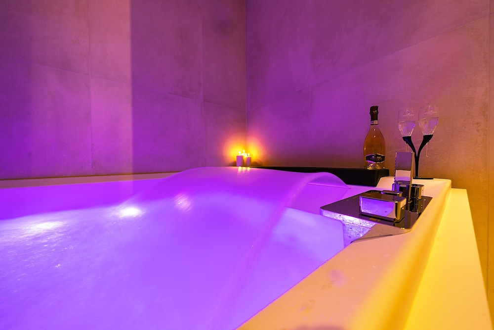 Studio Suite, Jetted Tub photo 3