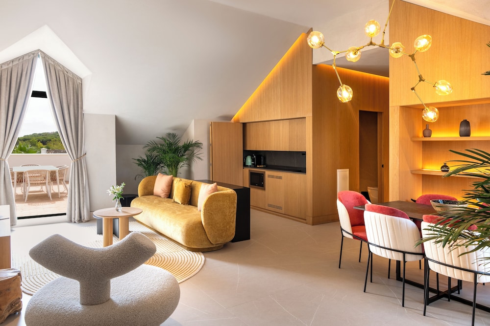 Suite with One King Bed and Terrace (Non Smoking) photo 2