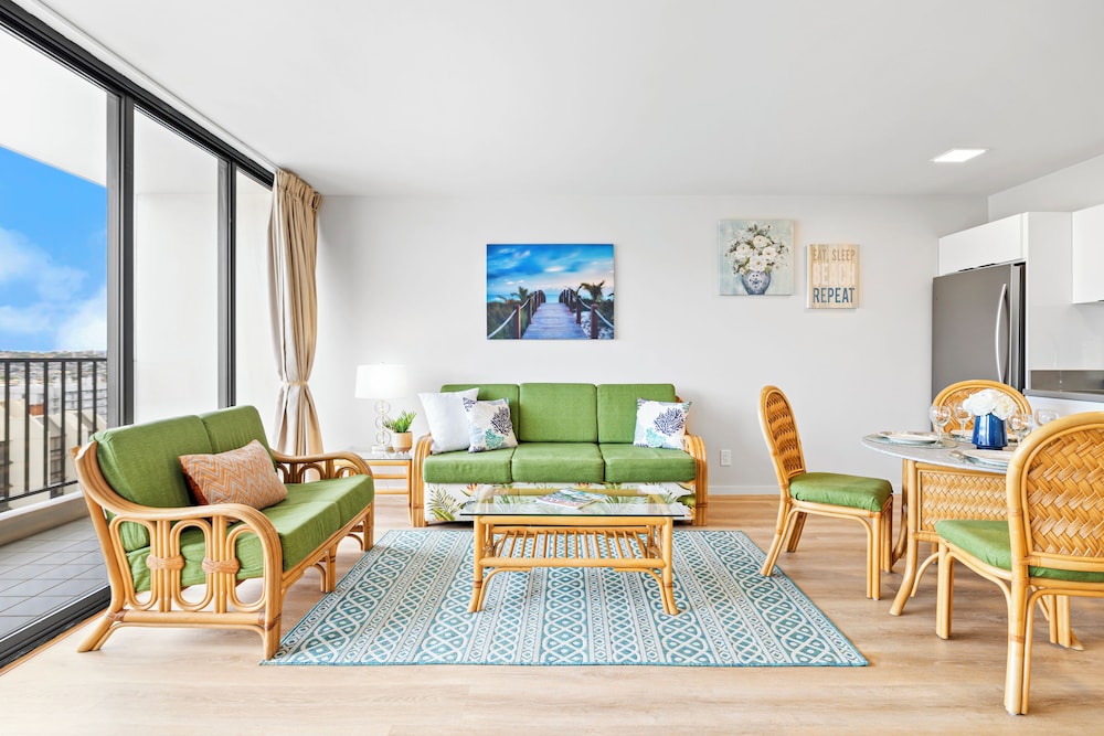 High Floor Mountain View Condo with 2 Beds and Parking: Condo, 1 Bedroom, Mountain View (0148) photo
