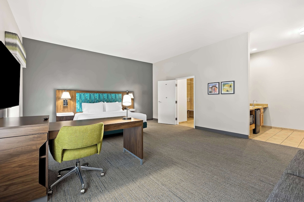 Suite, 1 King Bed, Accessible, Non Smoking (Mobility) - Photo 3